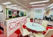 風俗店の事務所って薄暗い感じなのかな、と不安をお持ちの方!普通の会社のオフィス以上に清潔感溢れるオフィスだから逆に驚きますよ☆スタッフも真面目なスタッフばかり!女性スタッフもいるので男性に相談しにくい事も話しやすいかと思います♪安心して働いてもらえる環境作りに努めています。