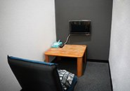 個室待機のお部屋です✨座椅子・テレビ・エアコン完備。ひざ掛け、毛布もご用意しております🐾