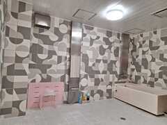 【池袋「スイカ」の高待遇＆お給料システムをご紹介！】<br /><br />💰 圧倒的な新人保証＆特別ボーナス<br /><br />日給保証最大4万円（※勤務時間による）で、稼げるか不安な方も安心スタート！<br /><br />採用された方には入店祝い金10万円をプレゼント！<br /><br />入店1ヶ月限定！指名料バック倍増キャンペーン<br />通常1,000円のバックが今だけ「2,000円」にUP！（本指名・HP指名・写真指名）<br /><br />💸 気になるお給料の目安は？<br /><br />スイカの平均収入は1日約5万円！（1本約1万円 × 1日平均5本）<br /><br />出勤日数を増やしたり指名が多いキャストさんは、日給8万円以上、月収100万円オーバーも多数！<br /><br />🌺 衣装は可愛いパレオで常夏気分♡<br />色や柄が選べるキュートなパレオを【無料貸出中】！ご自身で着たい衣装の持ち込みもOKで、厳しい指定はありません。<br /><br />🚫 ノルマ・罰金・ペナルティは一切なし<br />指名や出勤日数、営業連絡などの負担になるノルマはゼロ。急な体調不良やお子様のご事情による遅刻・お休みでも、罰金などを引くことは絶対にありません。<br /><br />🔰 安心の無料講習（女性講師が担当）<br />マット未経験の方でも、経験豊富な女性講師が基礎から優しく教えるので安心です。経験者の方は「講習なし」ですぐに働くことも可能！<br /><br />⚠️ タトゥー・傷跡について<br />広範囲のものは採用が難しい場合があります。事前に画像をLINE等で送っていただければ、面接前にある程度のお答えが可能です。