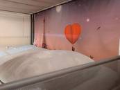 #待機2【プライベート重視】自分だけの「秘密基地」でリラックス 待機時間は、誰にも邪魔されない完全プライベートな空間で過ごせます✨二段ベッドをカスタムした個室スタイルは、まるでオシャレなカプセルホテルやネットカフェのようなワクワク感！