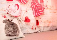 #待機3【自撮り・映え重視】どこを切り取っても可愛い「自撮り特化空間」 「待機中も可愛くいたい！」そんな女の子の願いを叶える、映え度満点の待機環境です。一面のハートや可愛いうさぎのクッションなど、どこを向いても写真映えします。