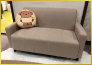 そしてソファでかわいいくまちゃんクッションとお待ちください🐻