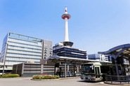 京都駅から歩いて徒歩5分🙆京都市内はもちろん、滋賀県・大阪からもアクセス抜群！！京阪や阪急でも送迎可能👏完全送迎付きなので、待ち合わせ場所気軽にご相談くださいね💁‍♀️
