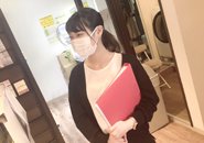 女性スタッフすずき：系列店で数年キャストをしていました。お仕事の悩みから何でも相談に乗ります！快適に働けて笑顔で帰れるように全力でサポートします！困ったことがあったらなんでも話してくださいね🎶