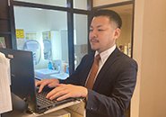 山内：入社して8年が経ちます♪前職はライブなどで照明をする会社に勤めていました。見た目はたまに恐いと言われますが、実際は全くそんなことないんです（笑）持ち前の明るさと笑顔、男性目線の意見なども交えつつ、女性が確実に稼げるように全力でサポートさせて下さい♪
