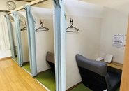 ゆったり広く確保されている個室待機！プライベートも守られて安心♪無料Wi-Fi設置済み！